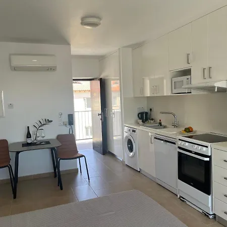 Papho's Mare Apts Апартаменты