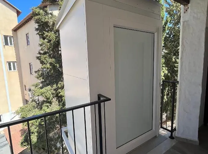 Papho's Mare Apts *